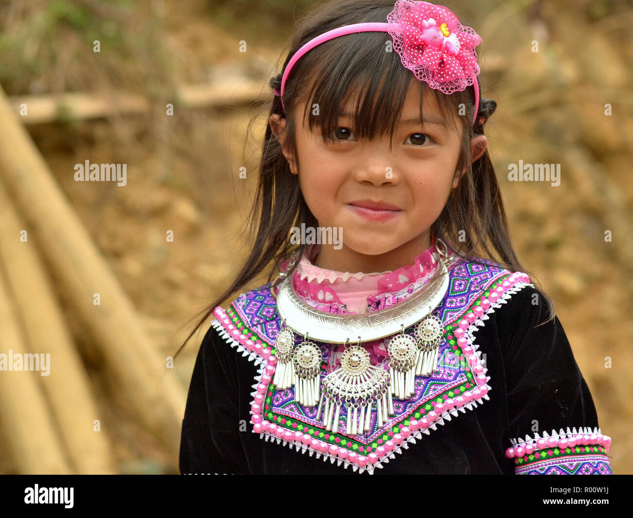 Junge Vietnamesische schwarzen H'mong ethnische Minderheit Mädchen trägt traditionelle H'Mong Kleidung bestickt mit einem schweren Silber Halskette. Stockfoto