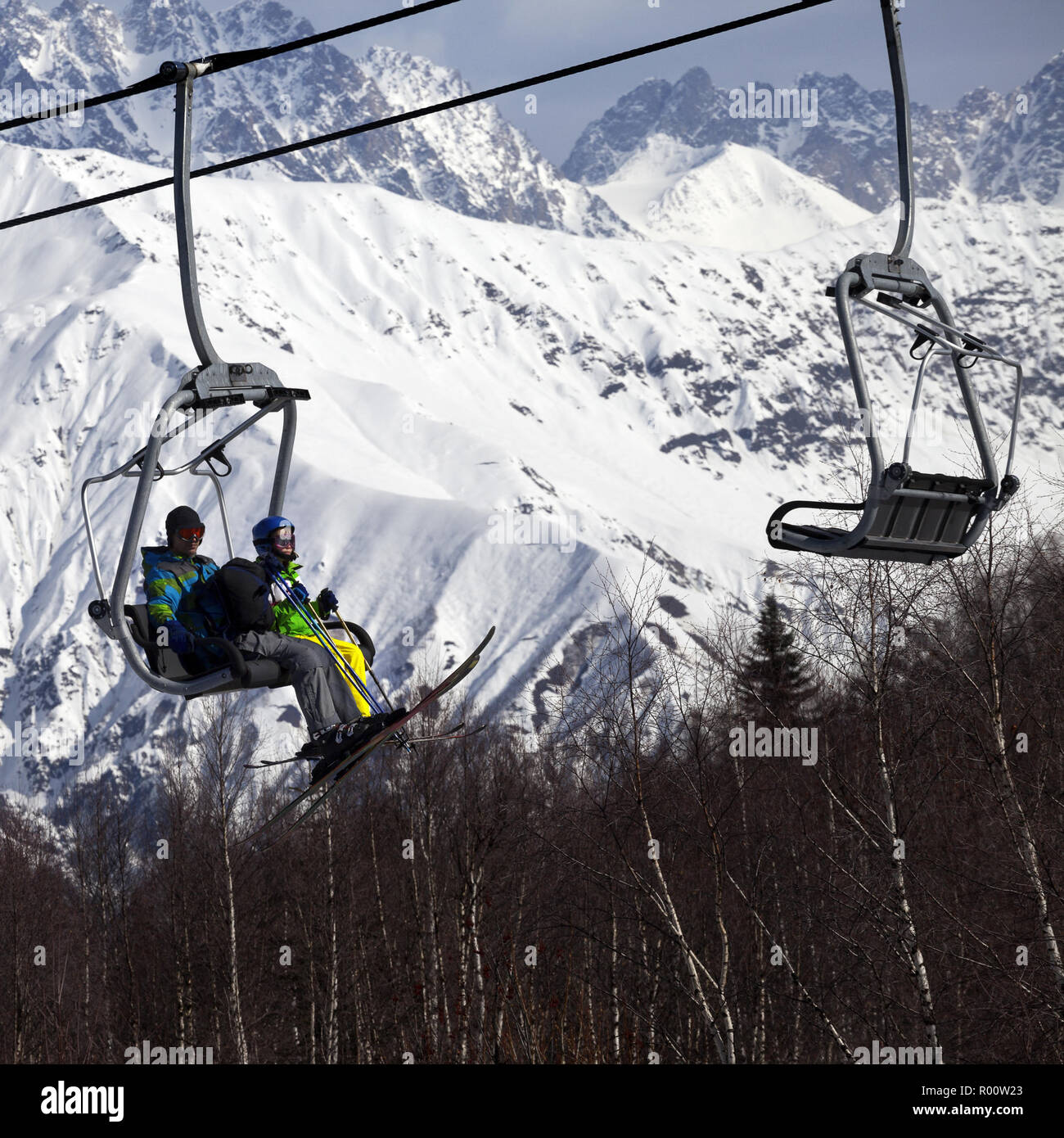 Vater und Tochter auf Ski-Lift am schönen, sonnigen Tag. Kaukasus Berge. Hatsvali, Swaneti Region Georgiens im Winter. Stockfoto