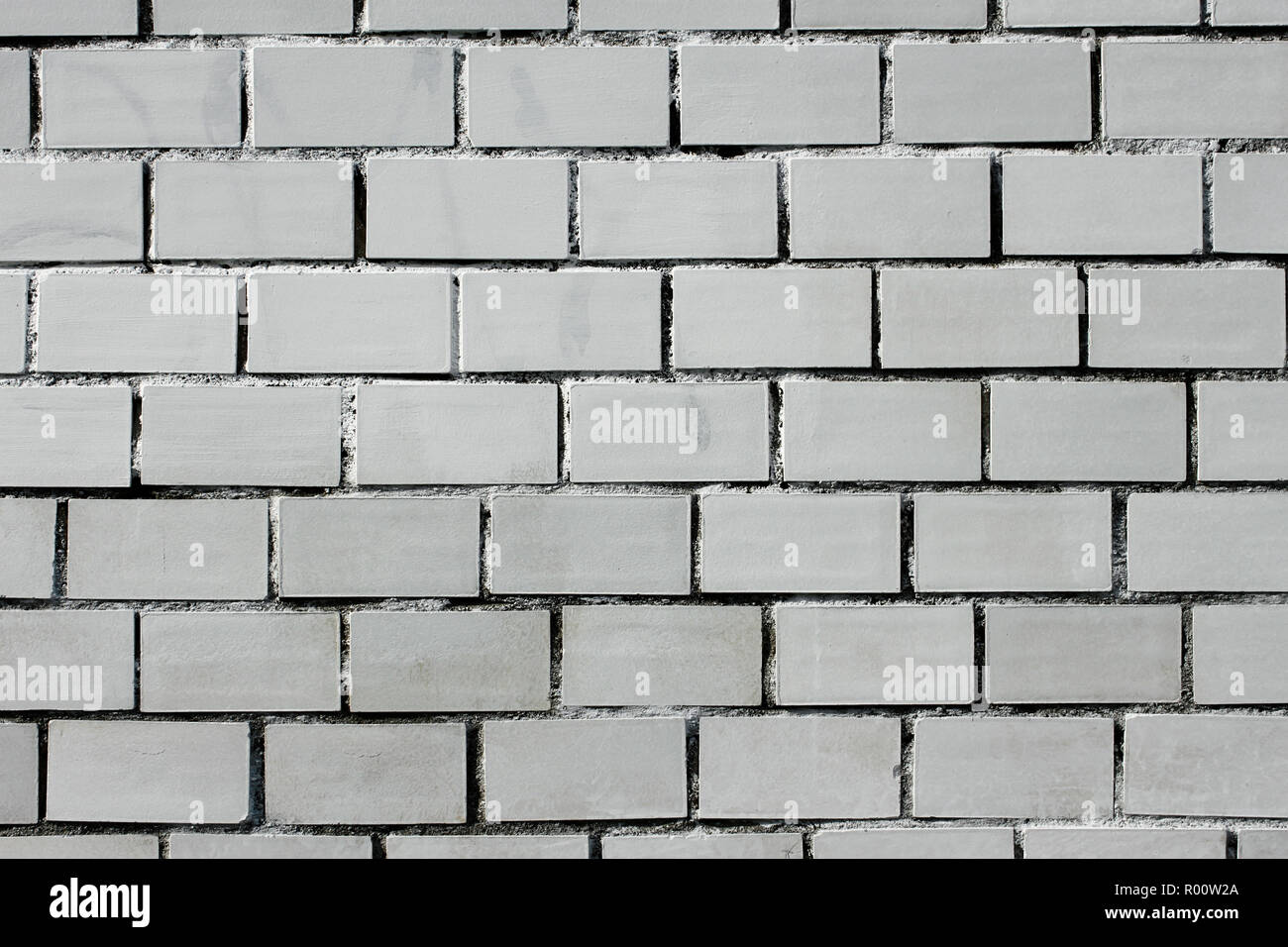 Fragment einer gemauerten Wand gemalt mit Weiß Stockfoto