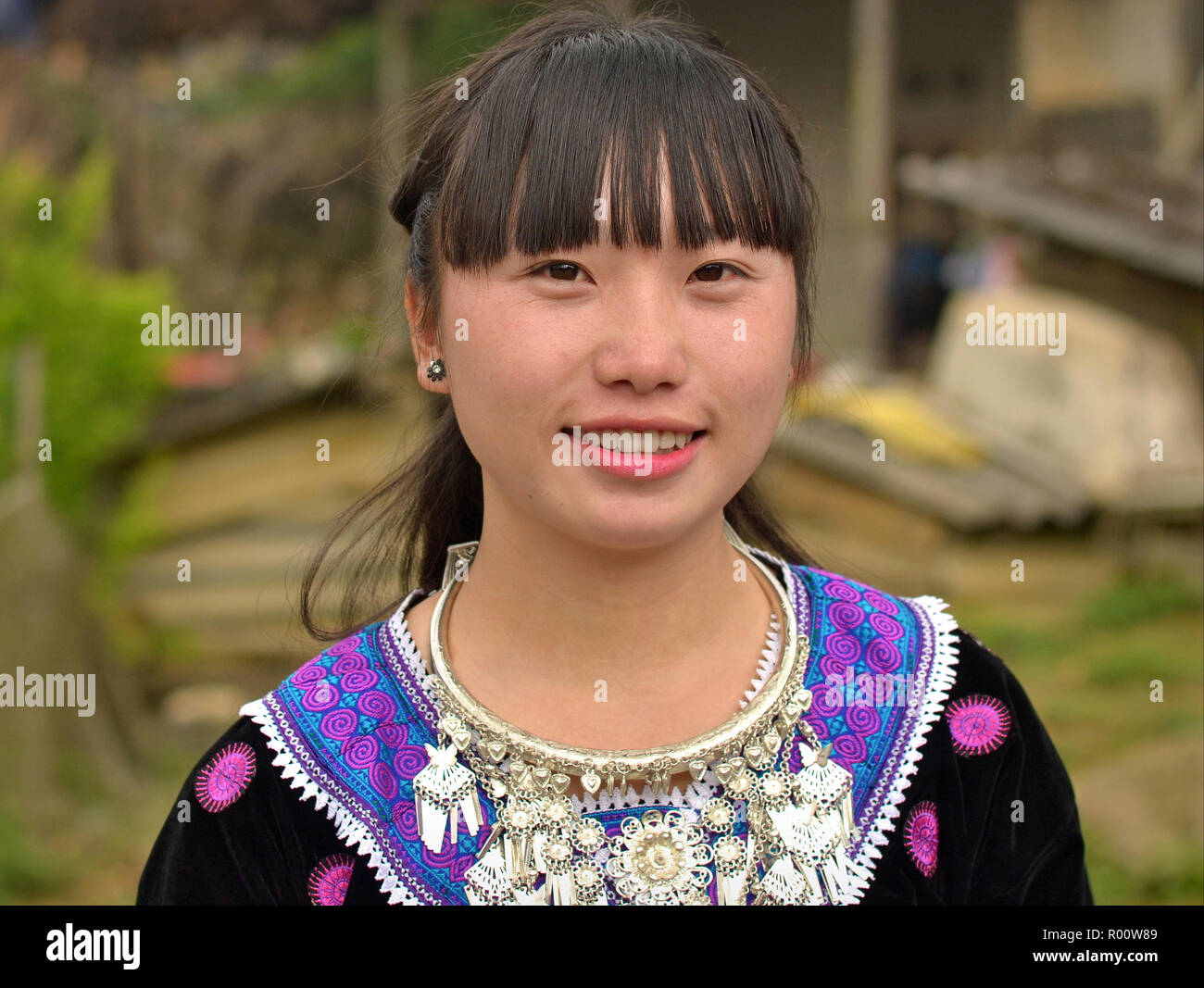 Vietnamesische H'Mong Jugendmädchen trägt traditionelle H'Mong Kleidung mit einem Tribal Silber Halskette. Stockfoto