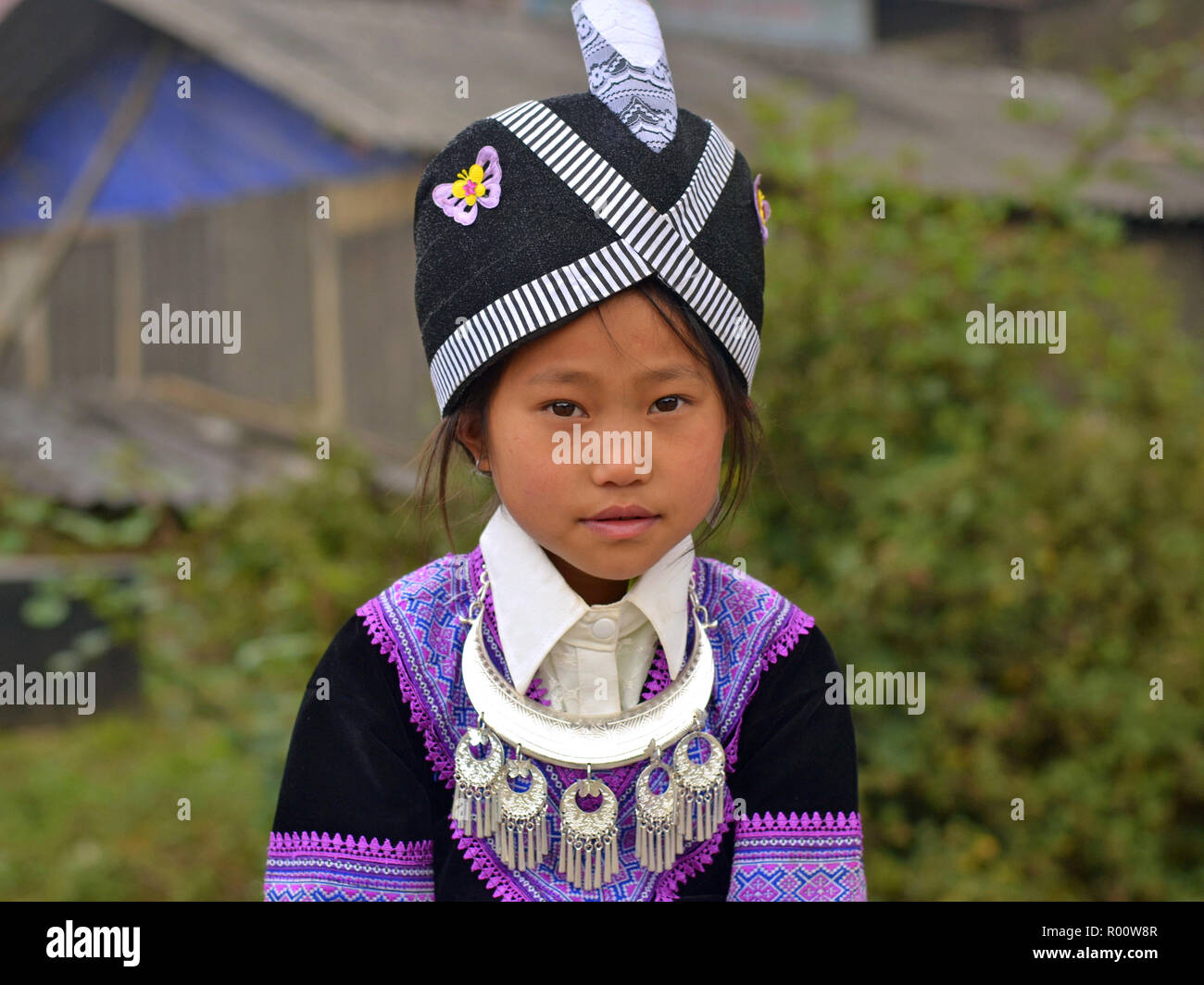 Kleine Vietnamesische schwarzen H'mong Mädchen mit traditionellen Miao/H'Mong hat und in tribal Kleidung mit Silber Halskette. Stockfoto