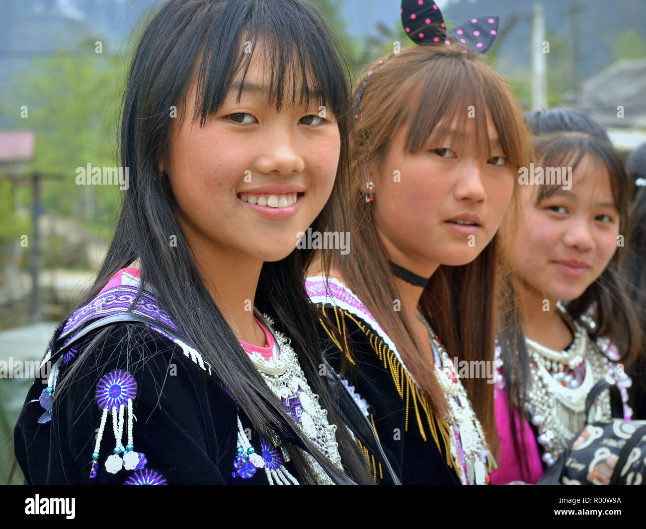 Drei Vietnamesische schwarzen H'mong Bergvolk Jugendmädchen in traditioneller Kleidung. Stockfoto