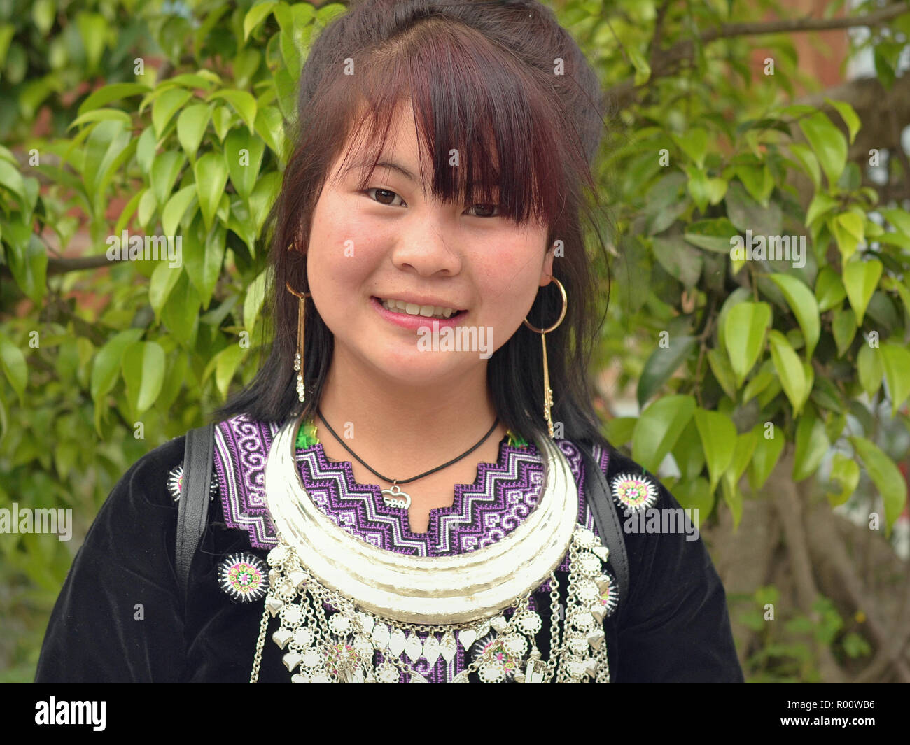 Vietnamesische H'Mong Jugendmädchen trägt traditionelle Ihres clan Sonntag am Besten während der wöchentlichen Markttag. Stockfoto