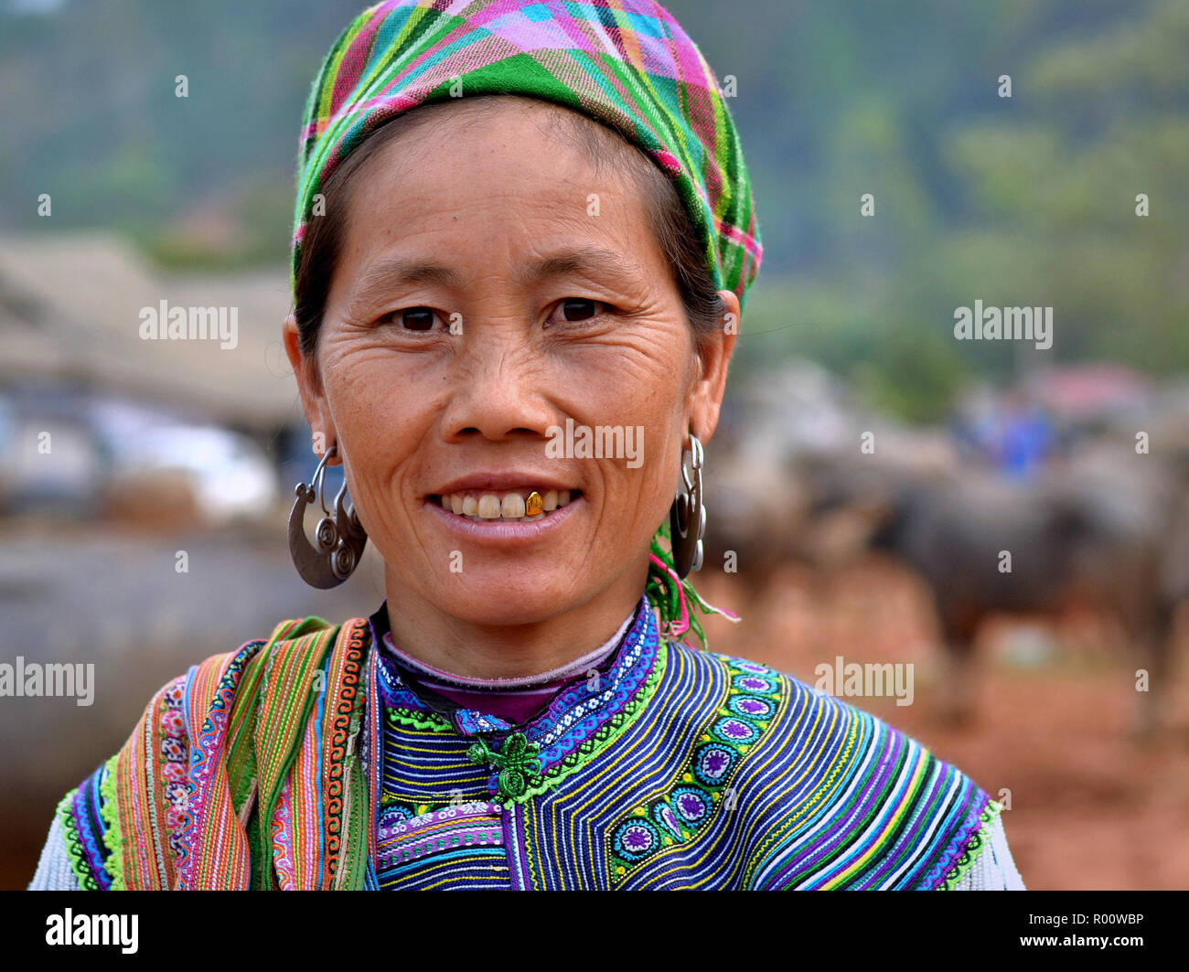 Vietnamesische Blume H'mong ethnische Minderheit Bergvolk Frau mit einem unverwechselbaren Tribal gold Zahn und schweren Silber Ohrringe. Stockfoto