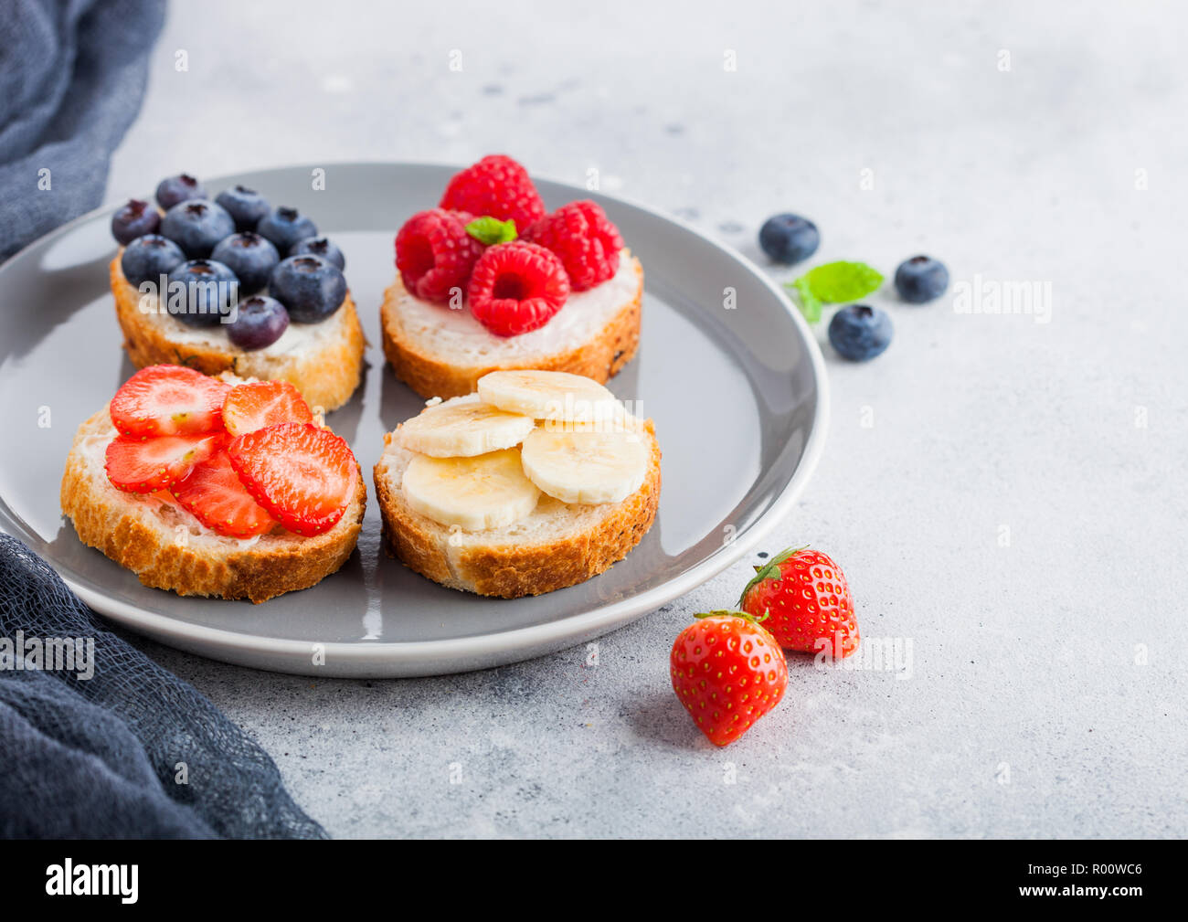 Frische, gesunde Mini Brötchen mit Frischkäse, Früchte und Beeren in ...