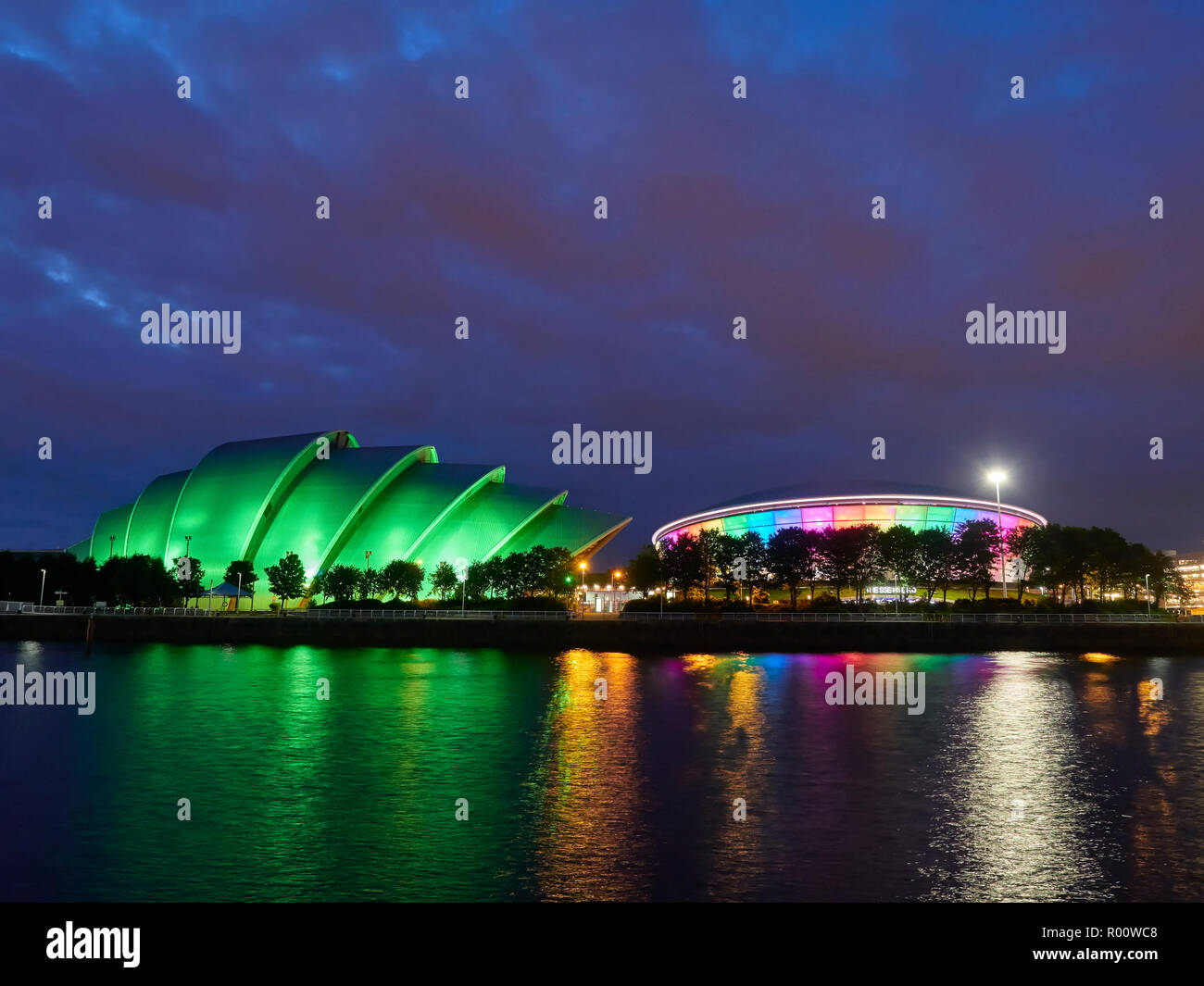 Sowohl die SSE Hydro und der SEC Armadillo beleuchtet, an der Schottischen Veranstaltung Campus in Glasgow, Schottland, auf einem Sommer Nacht. Stockfoto