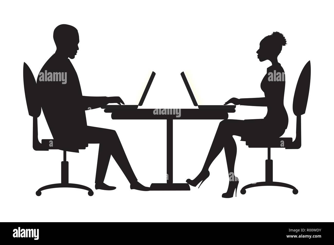 Mitarbeiter im Büro oder Geschäft Leute Silhouette am Tisch sitzen. Arbeiten am Laptop, Teamarbeit. Vector Illustration Stock Vektor