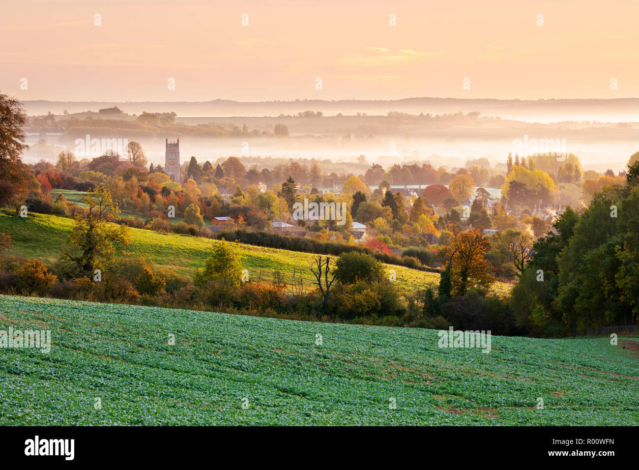 St. James Kirche und Misty herbstliche Cotswold Landschaft bei Sonnenuntergang, Chipping Campden, Cotswolds, Gloucestershire, England, Vereinigtes Königreich, Europa Stockfoto