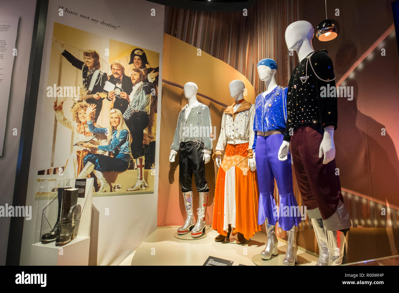 Eine Anzeige der Garderobe, die die Band trug, als sie den Eurovision Musikwettbewerb gewannen, als sie die Sr Im Abba Museum in Stockholm, Schweden. Stockfoto