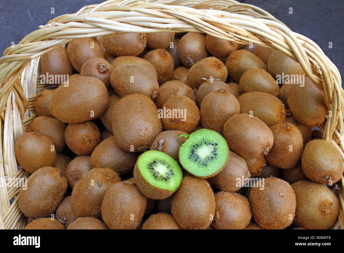 Kiwi Frische Organische Kiwis Auf Gestrickte Korb Scheibe Der Bunten Grune Kiwis Mit Samen Obst Hintergrund Textur Kiwi Tapete Stockfotografie Alamy