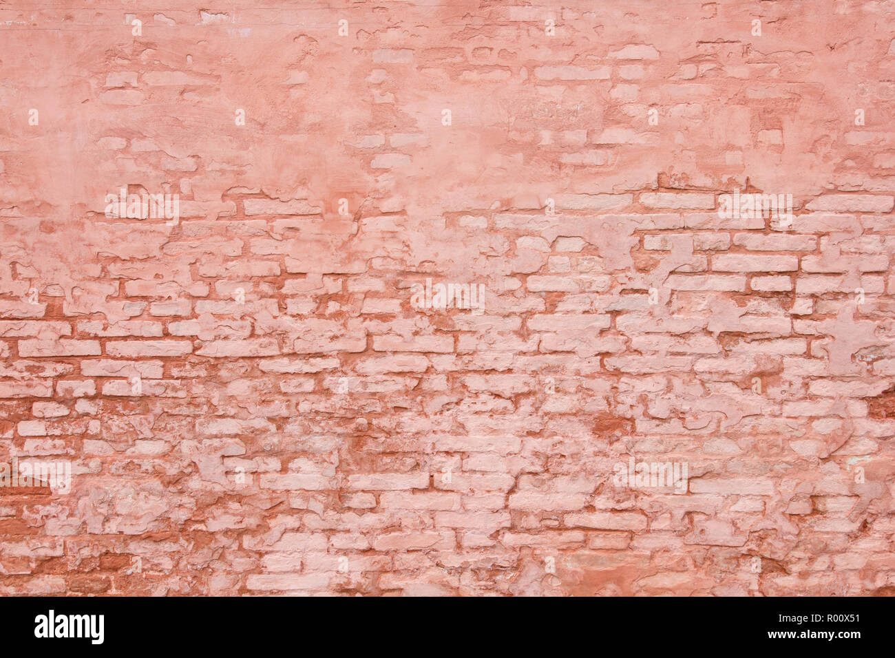 Rustikale Mauer teilweise verputzt Stockfoto