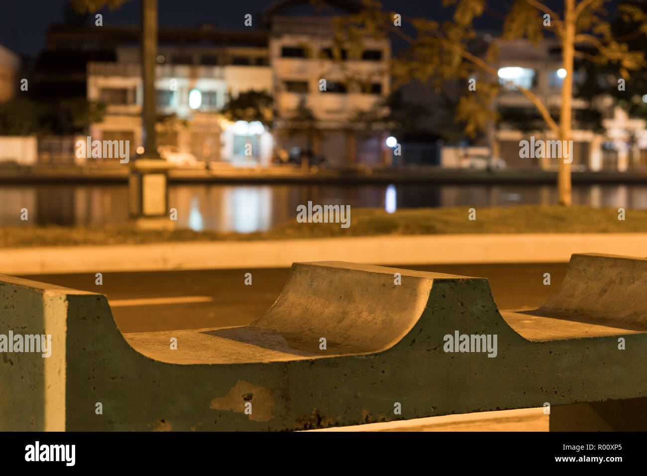 Bank im Park bei Nacht Stockfoto