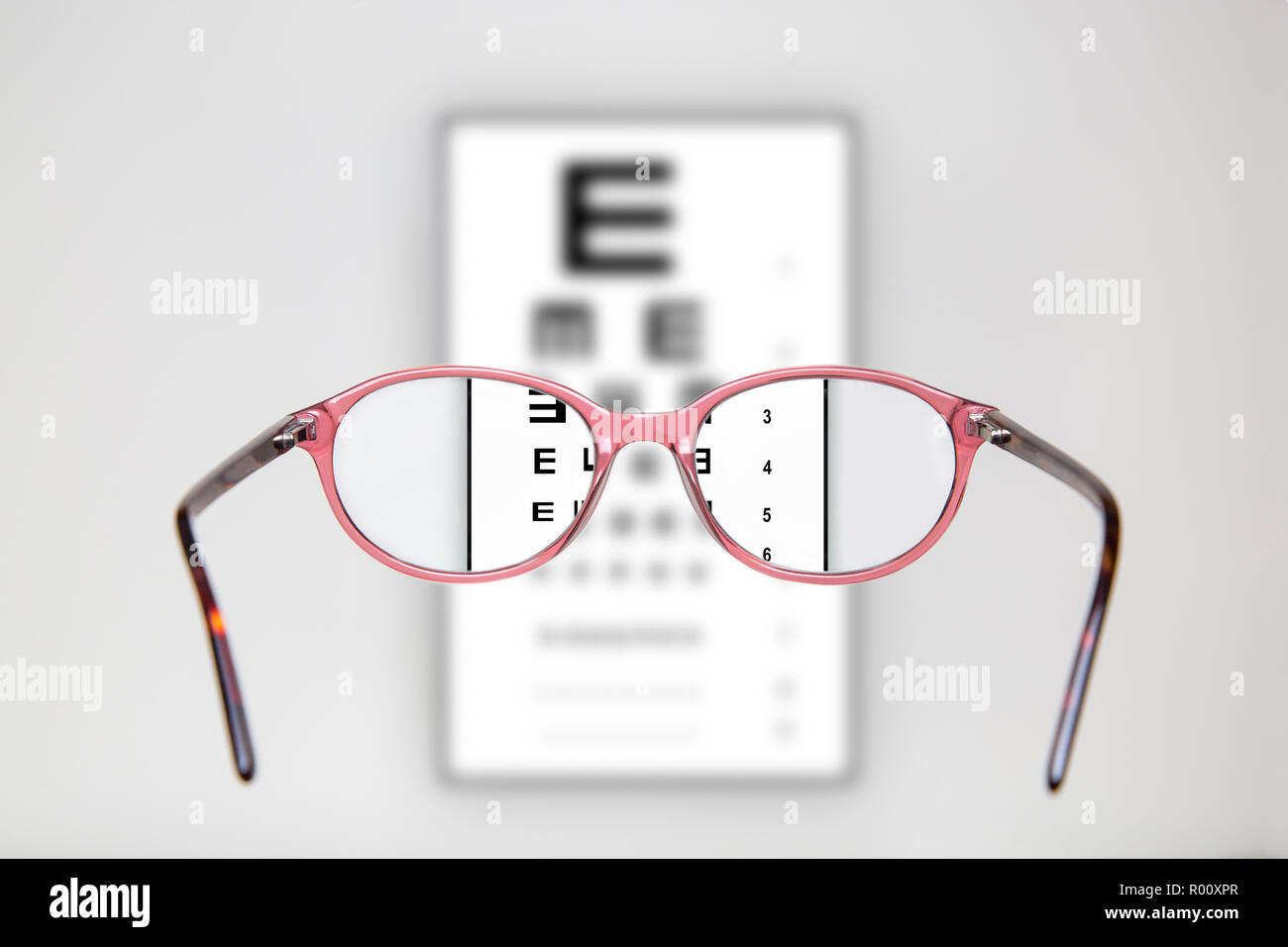 Prüfung Ansicht mit optometric Tabelle und rote Gläser Stockfoto