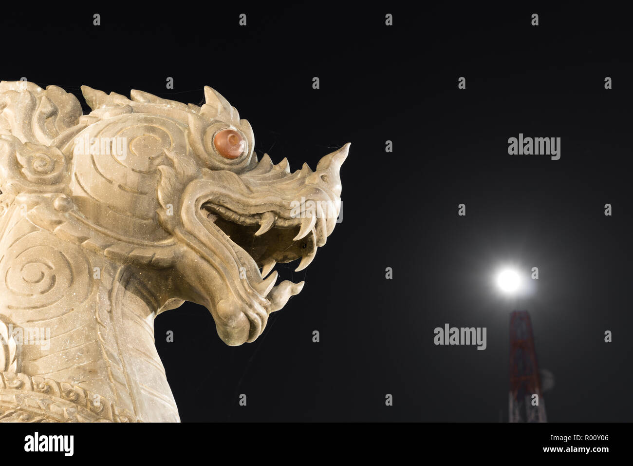 Im traditionellen Stil tiger Statue mit dem Mond Stockfoto