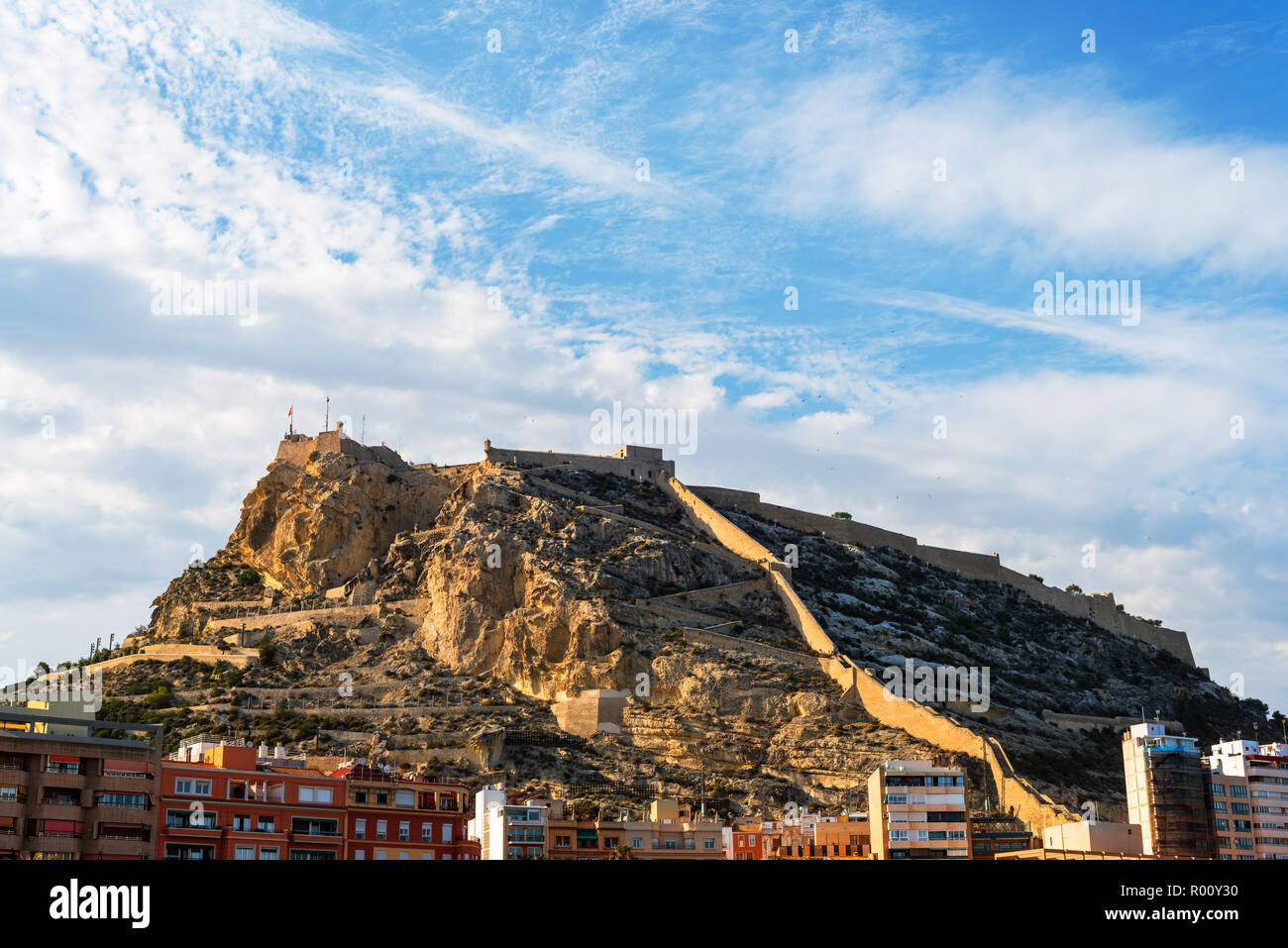 Strand mit der Burg Santa Barbara entfernt auf dem Berg Benacantil. Berühmte Costa Blanca, Mittelmeer in Alicante, Spanien am Morgen Stockfoto