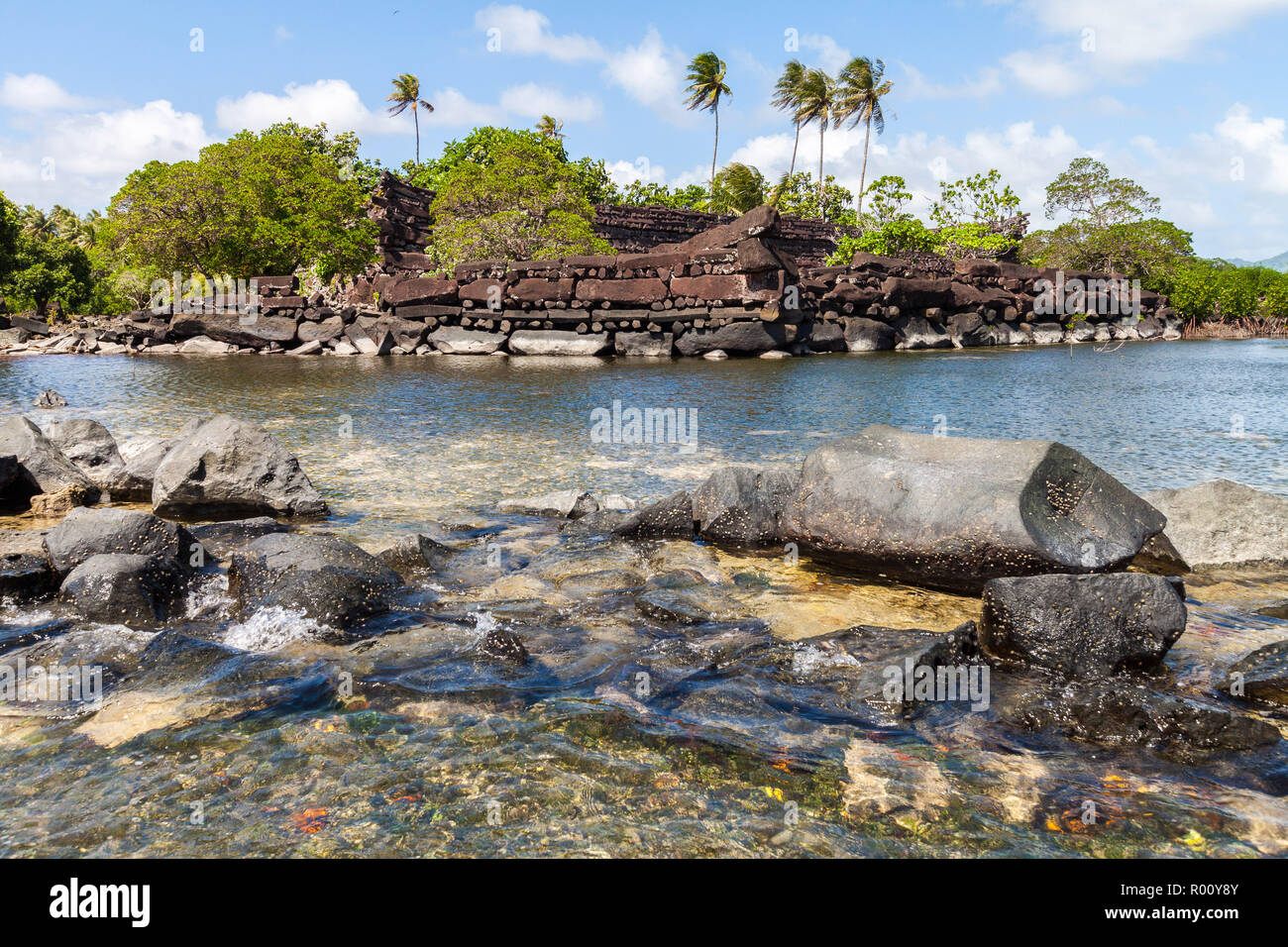 Nan Madol prähistorischen ruiniert Stein Stadt. Alte Mauern auf Coral künstliche Inseln von Kanälen in einer Lagune von Pohnpei, Mikronesien Ozeanien verknüpft gebaut Stockfoto