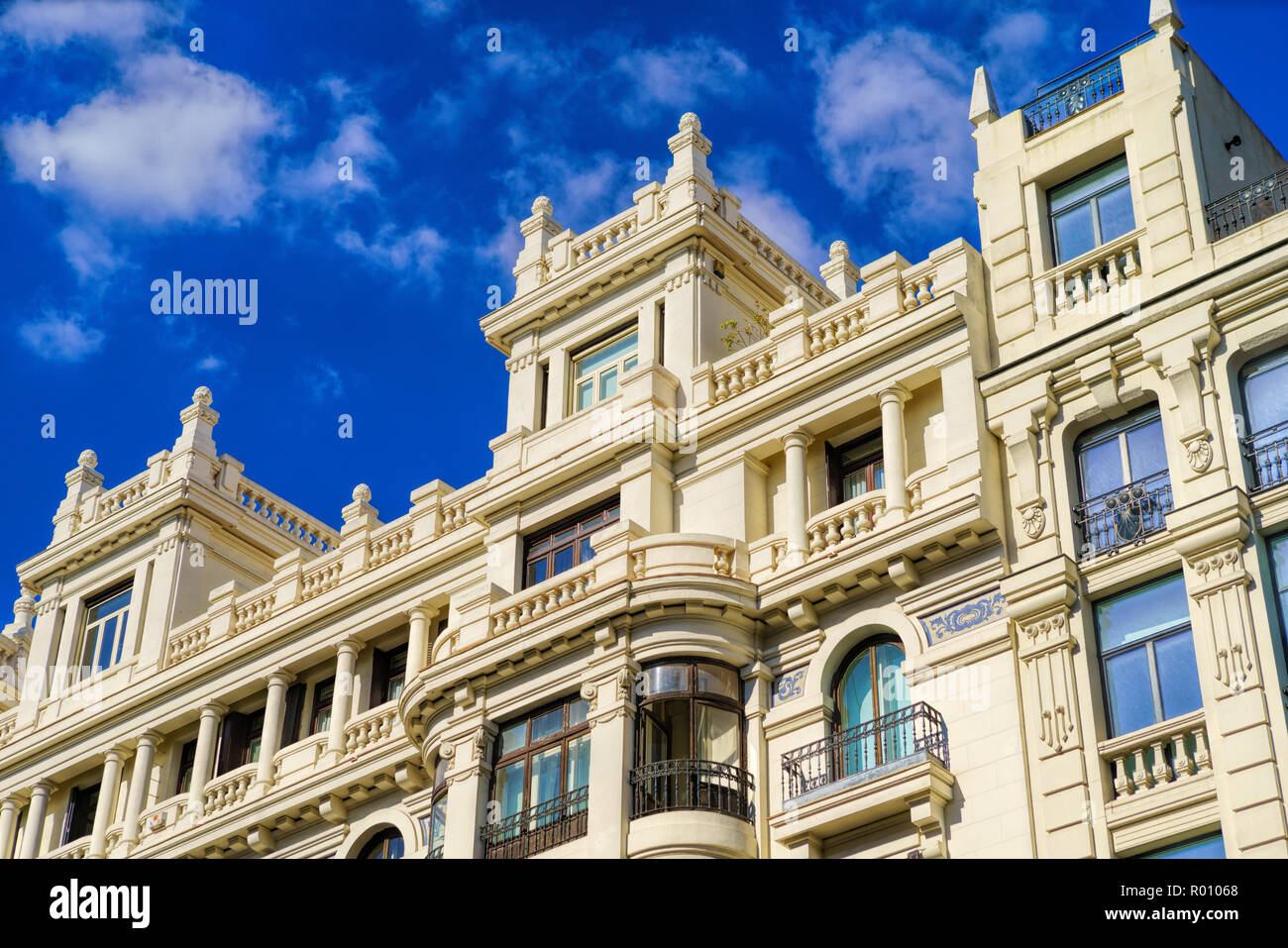 Antike Gebäude klassische Fassade im Zentrum von Madrid. Spanien Stockfoto