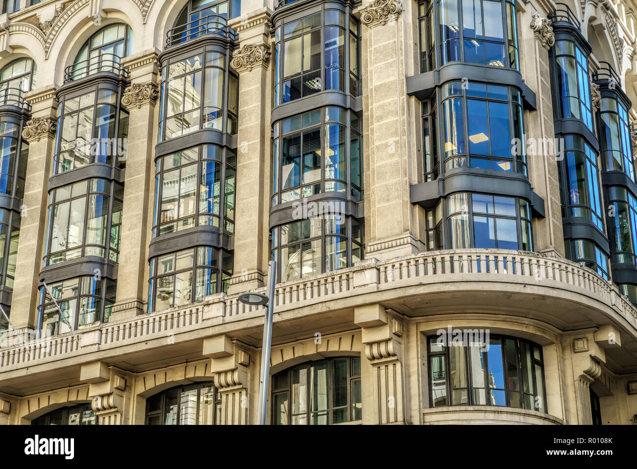 Antike Gebäude klassische Fassade im Zentrum von Madrid. Spanien Stockfoto
