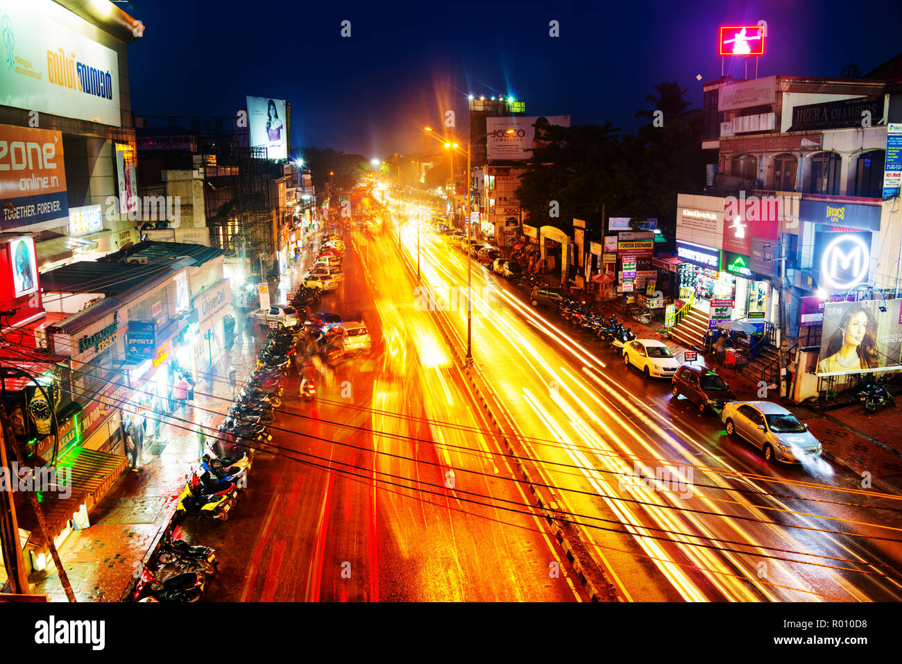 TRIVANDRUM, INDIEN - 15. MAI 2016: Nacht Ampel im Zentrum der Hauptstadt von Kerala - Trivandrum, Indien. Verschiedene Geschäfte, Cafés und Restaurant Stockfoto