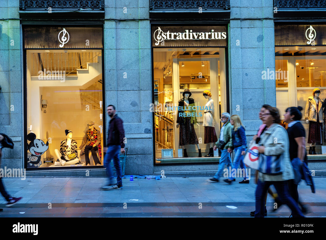 Leute einkaufen zu einer der belebtesten Straßen von Madrid Stockfoto