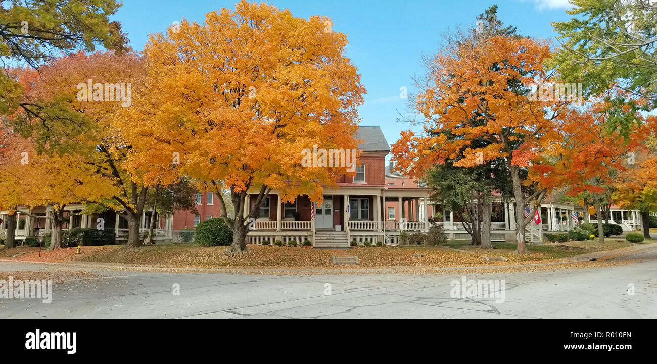Laub im Herbst Farbe entlang Straße mit historischen Ziegelsteinhäuser Stockfoto