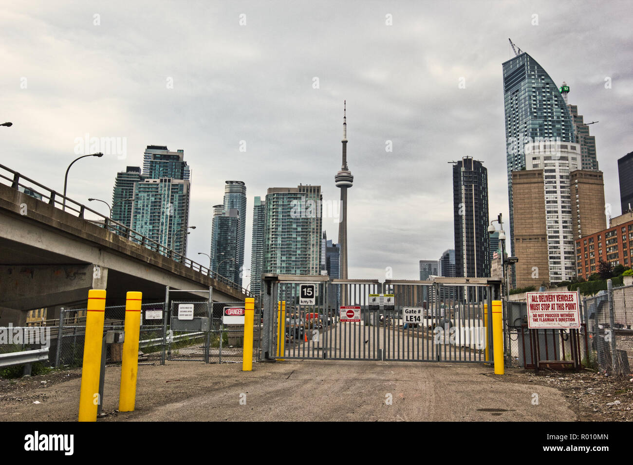 Wolkenkratzer und CN Tower urban, Toronto, Ontario, Kanada Stockfoto