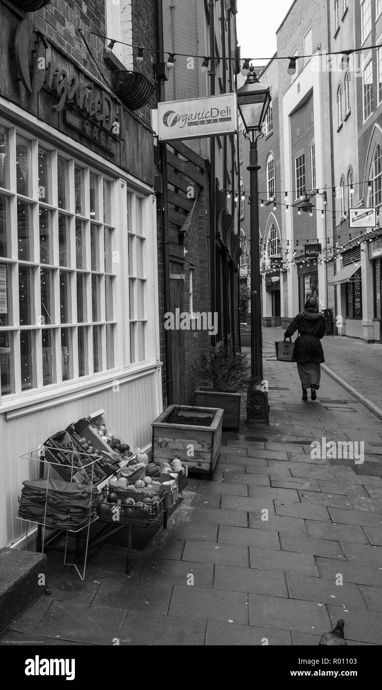 Oxford. England Vereinigtes Königreich. Allgemeine Ansicht, allgemeine Ansicht, kleine Gasse zwischen den Straßen, eines kleinen Deli Shop" mit einer kleinen Auswahl an vegetab Stockfoto