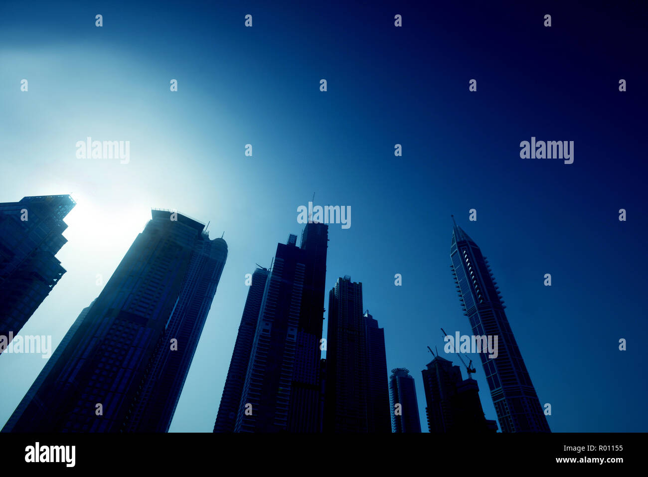 Vereinigte Arabische Emirate, Dubai, erhöhten Blick auf die neue Skyline von Dubai, der modernen Architektur und Sky scrappers Silhouetten auf dunkelblauem Hintergrund Stockfoto