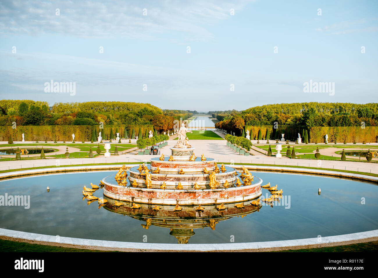 Versailles Gärten mit Latonabrunnen und Grand Canal im Morgenlicht in Versailles, Frankreich Stockfoto