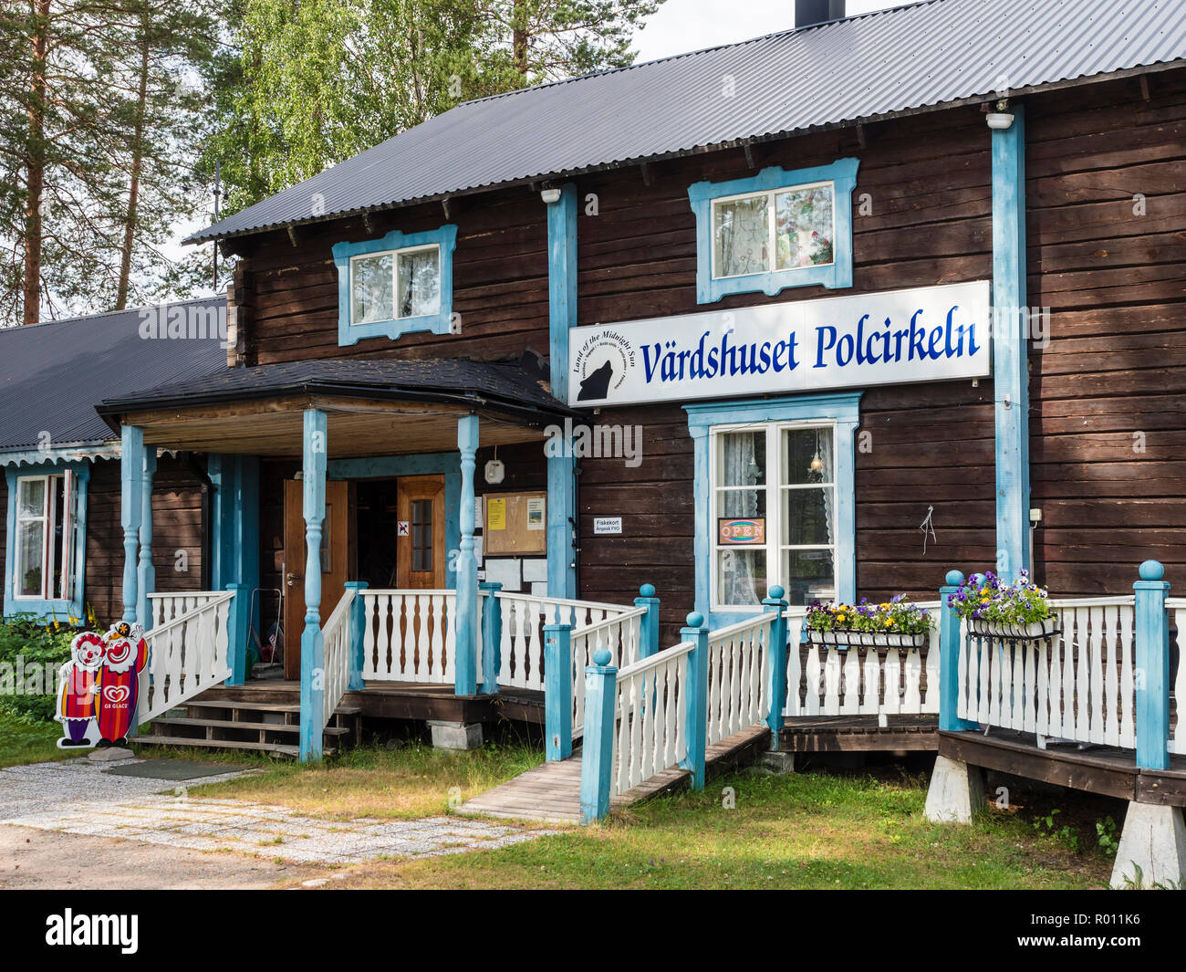 Holz- Roadhouse, traditionellen Holz Stil, am Polarkreis, E 10 Straße, Schweden Stockfoto