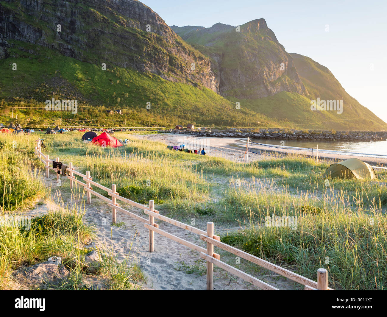 Strand Ersfjord Ersfjordstranden, Fjord, öffentlichen Erholungsgebiet, Sandstrand mit Düne Gras, Insel Senja, Troms, Nordnorwegen, Norwegen Stockfoto