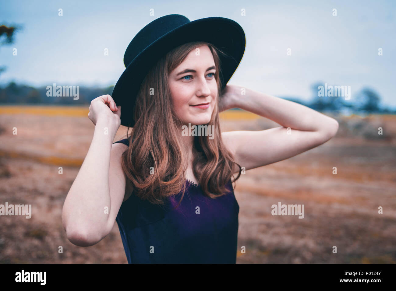 Mädchen lächelnd mit Hut Stockfoto