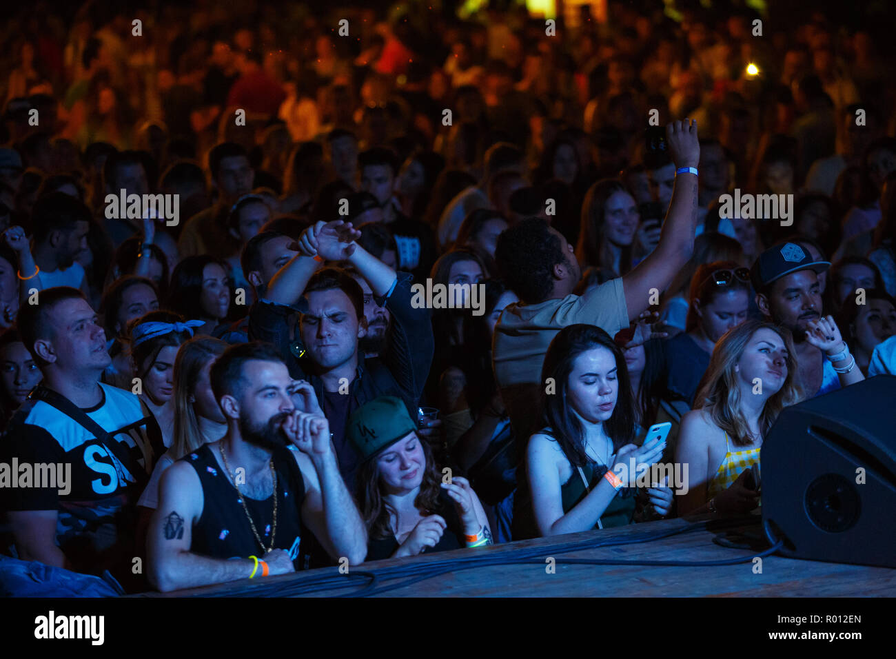 KIEV-11 JULI, 2018: die Gruppe der Jugendlichen, die das Hören von Musik auf Sommer Festival in der Szene. Blick von der Bühne auf Konzert Menge. Bazar Festival Publikum Stockfoto