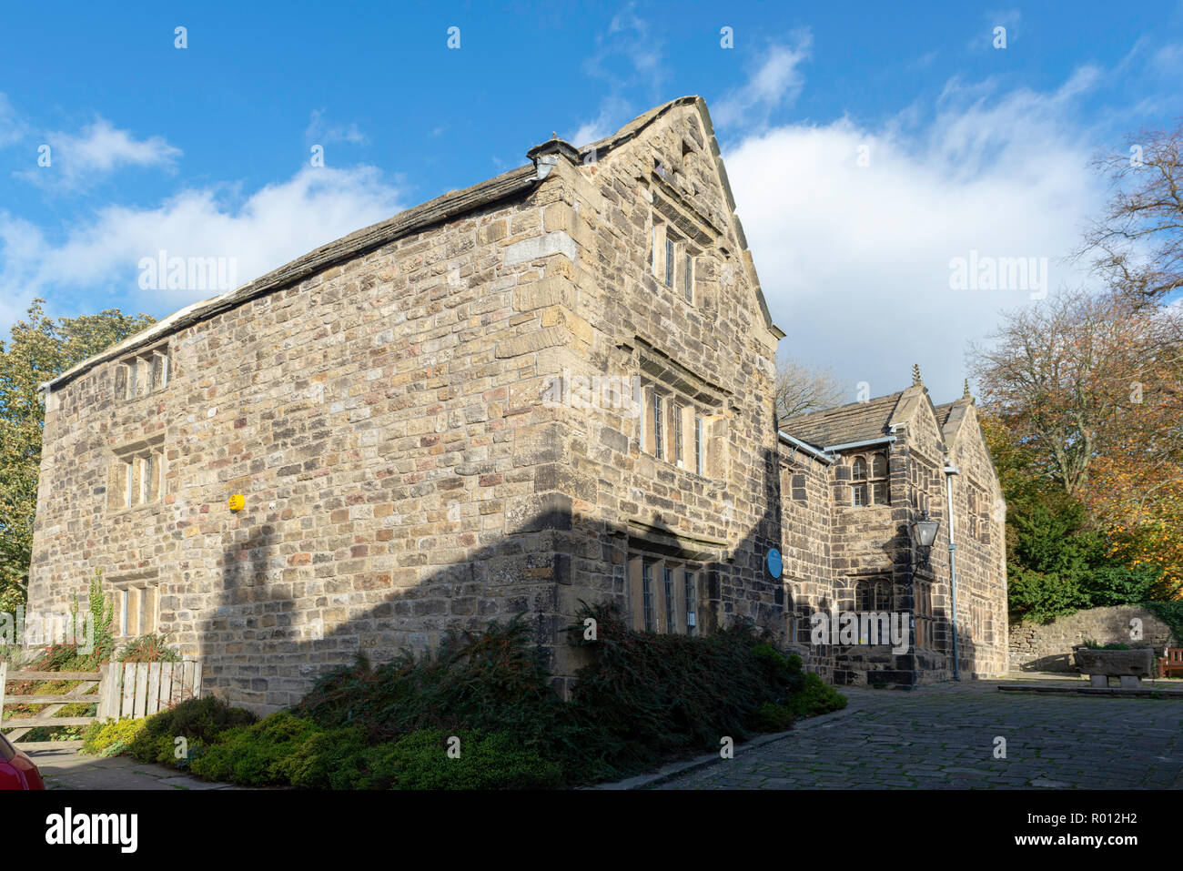 Illkey Manor House eine seltene Überlebende aus Stein gebauten mittelalterlichen Herrenhaus jetzt das Museum und Kunstgalerie für diese gut Yorkshire Stadt Stockfoto