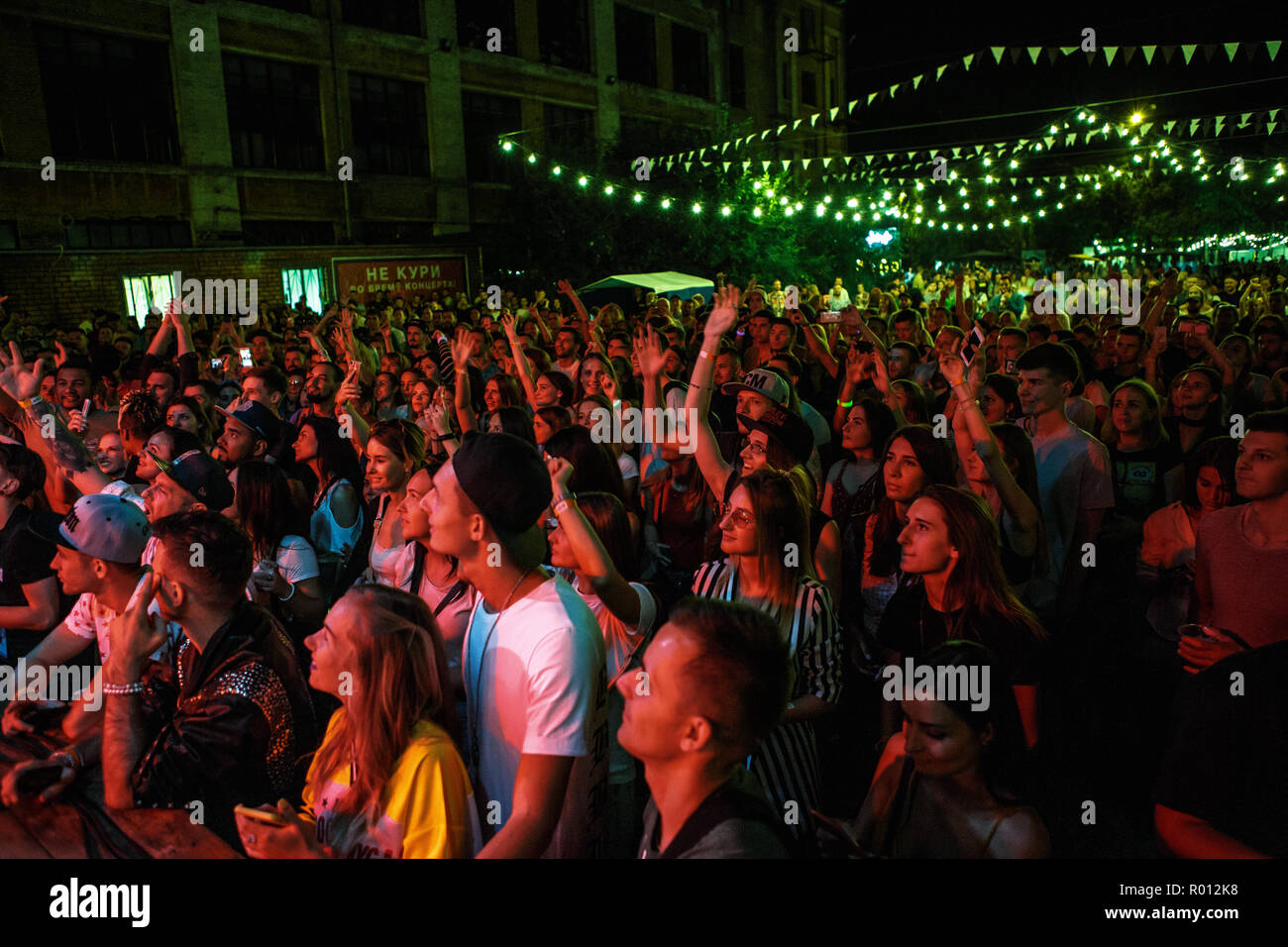 KIEV-11 Juli 2018: Musik Fans Hände bis zu den Favoriten Musiker auf Sommer Festival Bazar. Konzert Publikum feiern auf Unterhaltung Veranstaltung in Hell Stockfoto
