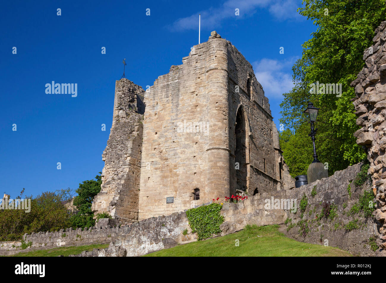 Sommer Blick auf die Ruine Stein halten von knaresborough Schloss, einst eine mittelalterliche Festung, die sich inzwischen zu einer beliebten Sehenswürdigkeit in diesem Yorkshire Stadt Stockfoto