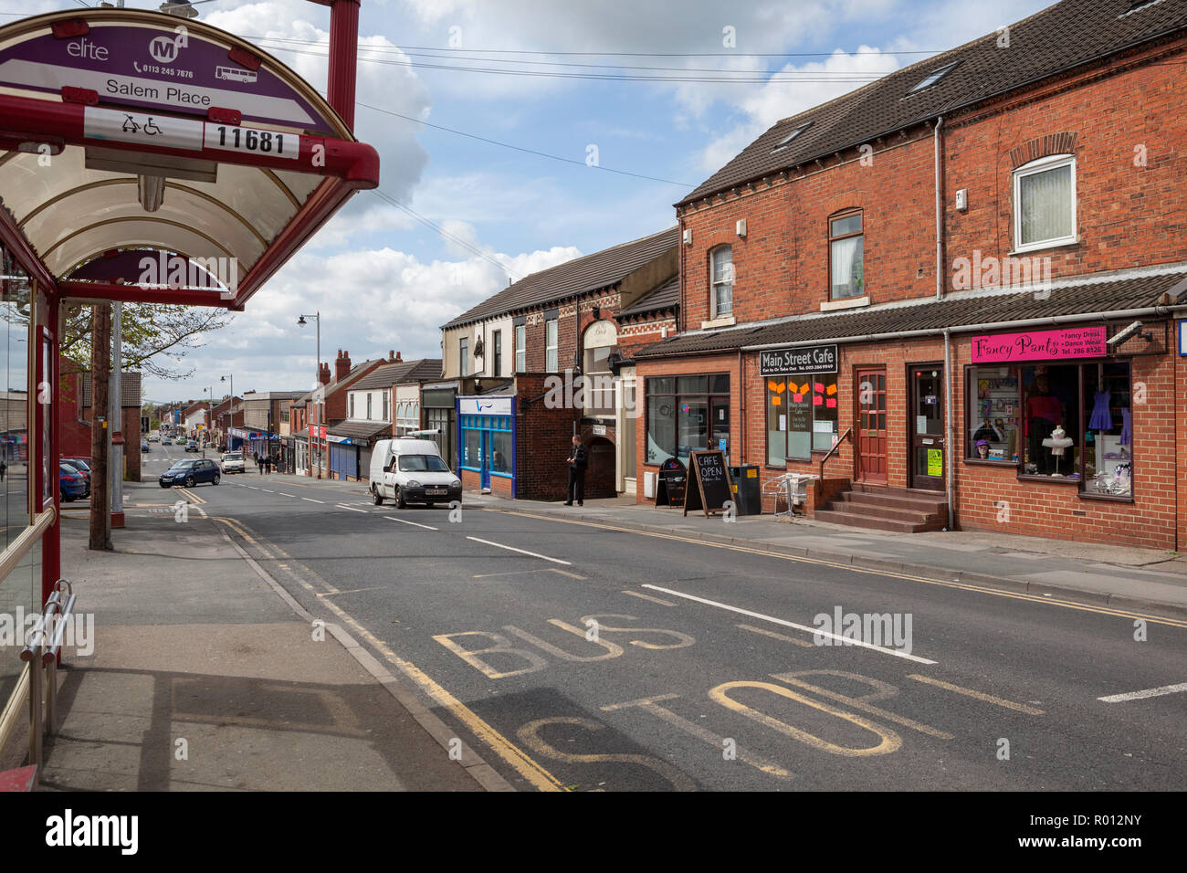 Main Street, der Haupteinkaufsstraße im Zentrum von Garforth in der Nähe von Leeds, West Yorkshire Stockfoto