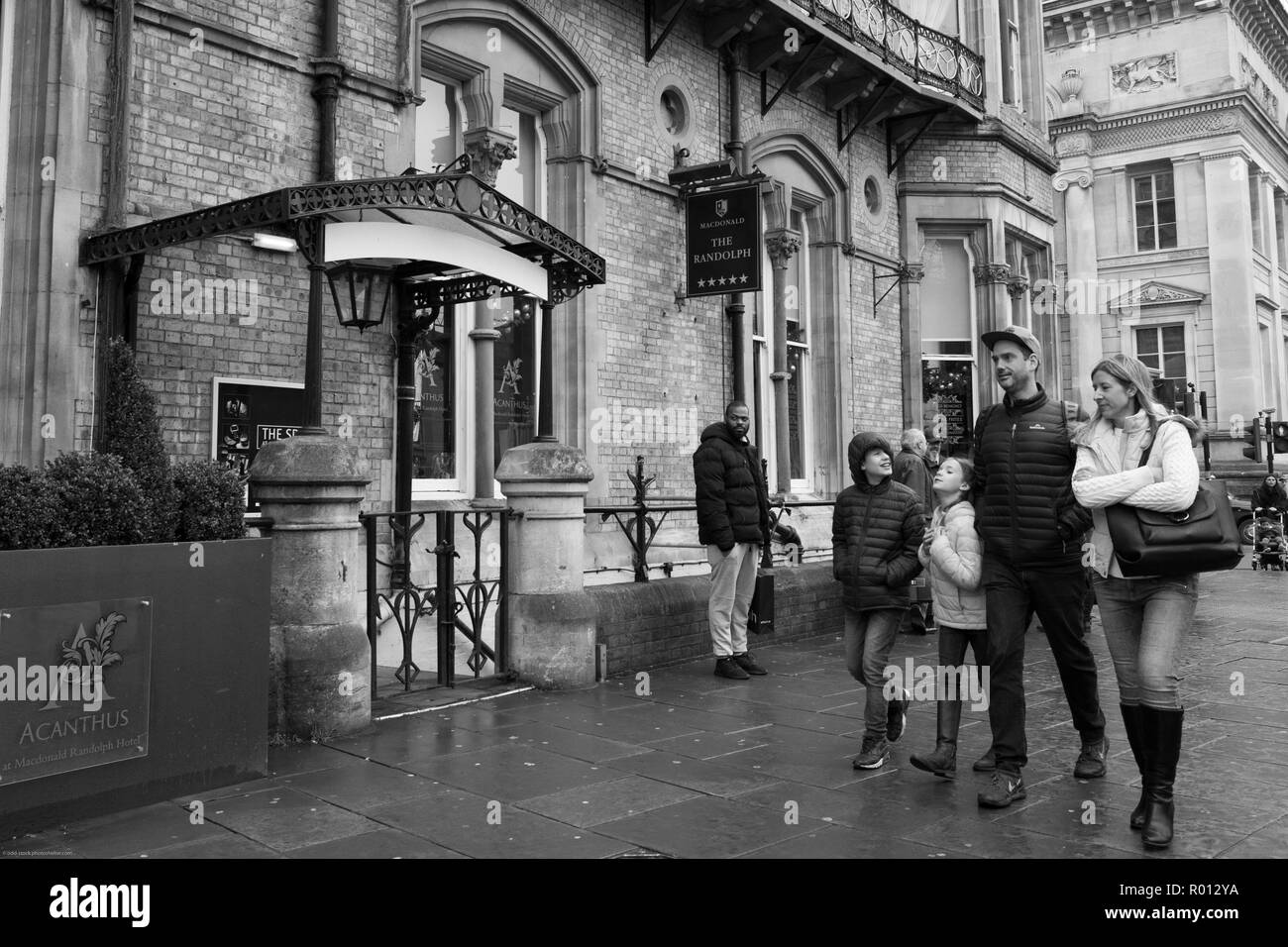 Oxford. England Vereinigtes Königreich. Allgemeine Ansicht, allgemeine Ansicht, Fußgänger gehen auf Magdalen Street, Oxford City Centre, Donnerstag 21/12/2017 © P Stockfoto