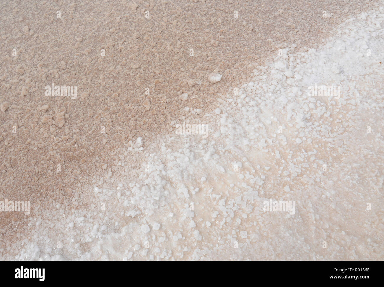 Februar 24, 2010 - Salar de Uyuni, Bolivien: Nahaufnahme von Sole (Wasser gesättigt mit Salz) Im Gegensatz zu den reinen weißen Farbe der Salzkruste in der Salar de Uyuni. Diese große Wüste Salz hält über 50 % der Lithium-ionen Erdgasreserven der Welt. Contraste entre l'eau Salee plus foncŽe et la Blancheur de la couche de Sel dans le Salar de Uyuni, un immense Wüste de Sel qui abrite plus de 50% des behält sich mondiales de Lithium. *** Frankreich/KEINE VERKÄUFE IN DEN FRANZÖSISCHEN MEDIEN *** Stockfoto
