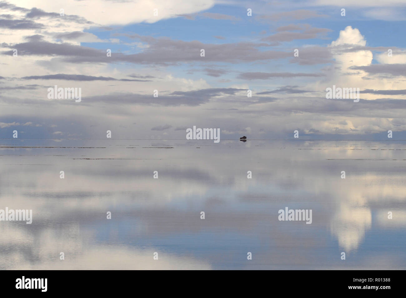 25. Februar 2010 - Salar de Uyuni, Bolivien: Landschaft in der Salar de Uyuni, Bolivien erstaunliche Salzwüste erfasst. 4WDs in der Salar de Uyuni. Voitures dans le Salar de Uyuni, un-Wüste de Sel d'un Blanc eclatant de Bolivie. Quand le Salar est recouvert d'eau, Il se transforme en un immense Miroir refletant Le ciel de maniere quasiment parfaite. *** Frankreich/KEINE VERKÄUFE IN DEN FRANZÖSISCHEN MEDIEN *** Stockfoto