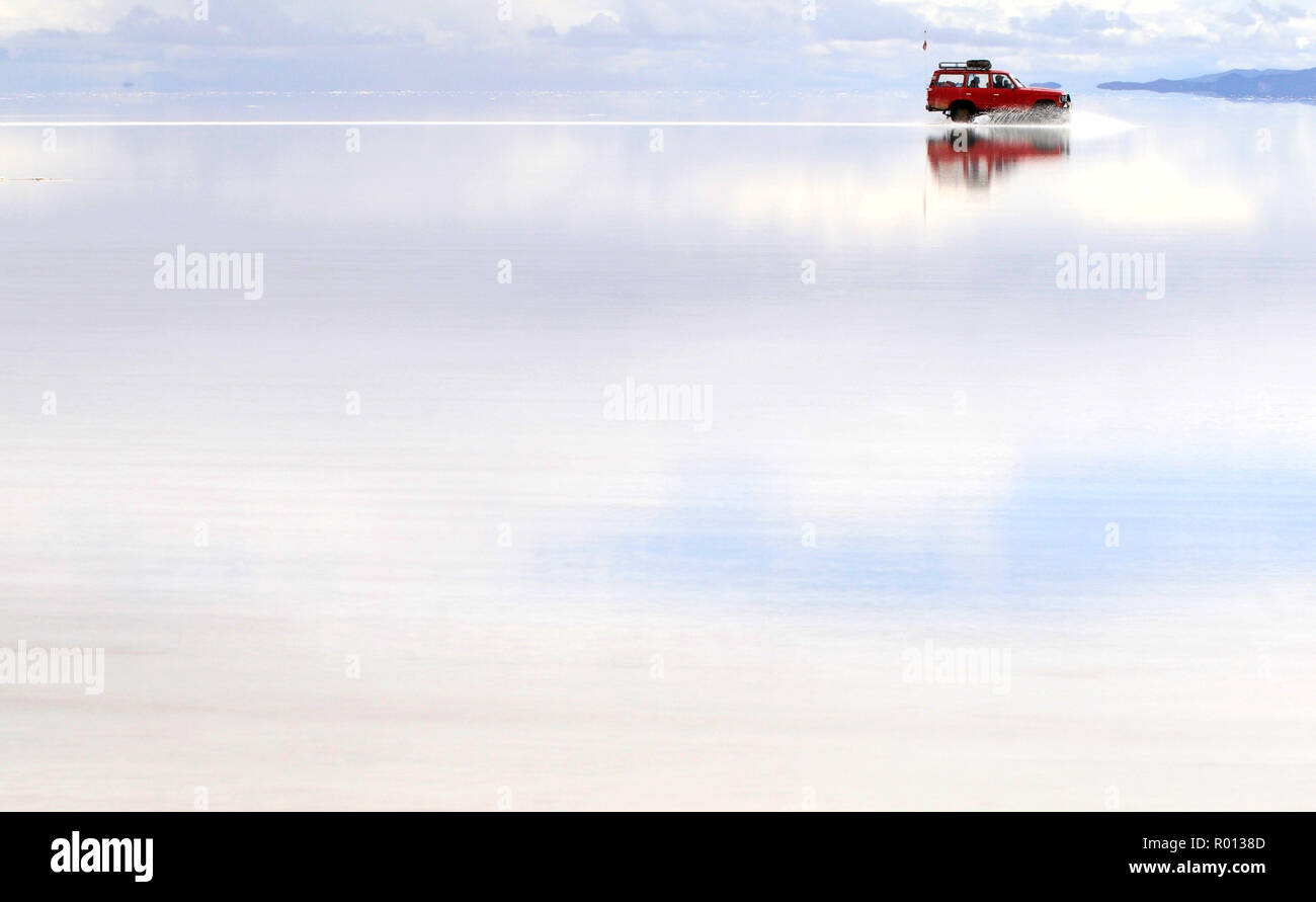 25. Februar 2010 - Salar de Uyuni, Bolivien: Landschaft in der Salar de Uyuni, Bolivien erstaunliche Salzwüste erfasst. 4WDs in der Salar de Uyuni. Voitures dans le Salar de Uyuni, un-Wüste de Sel d'un Blanc eclatant de Bolivie. Quand le Salar est recouvert d'eau, Il se transforme en un immense Miroir refletant Le ciel de maniere quasiment parfaite. *** Frankreich/KEINE VERKÄUFE IN DEN FRANZÖSISCHEN MEDIEN *** Stockfoto