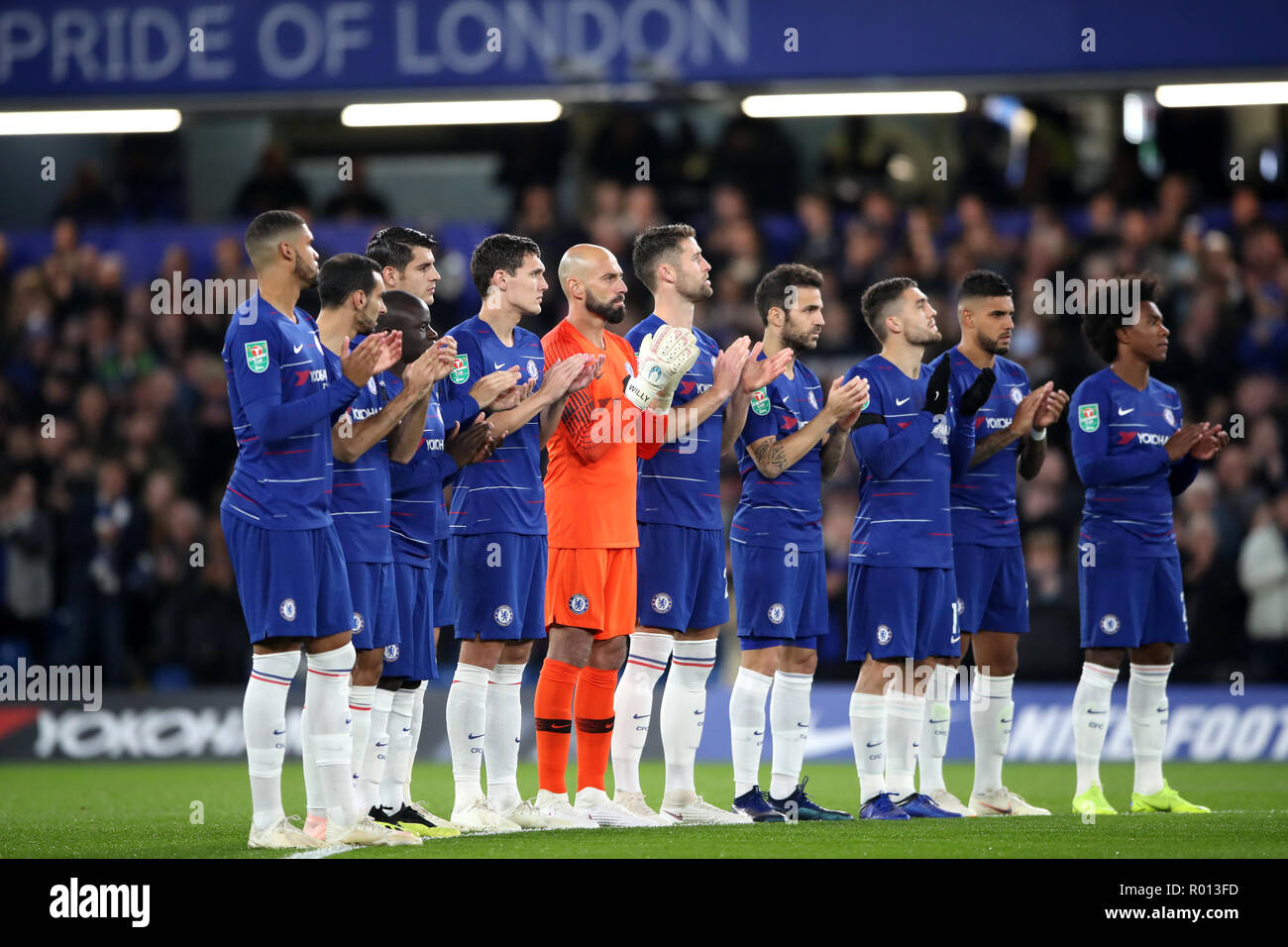Chelsea nehmen Sie teil an einer Minuten Applaus im Gedächtnis von Leicester City Eigentümer Vichai Srivaddhanaprabha während der carabao Schale, Vierte Runde im Emirates Stadium, London. (Nigel Französisch/PA) während der carabao Schale, vierten Runde an der Stamford Bridge, London. Stockfoto