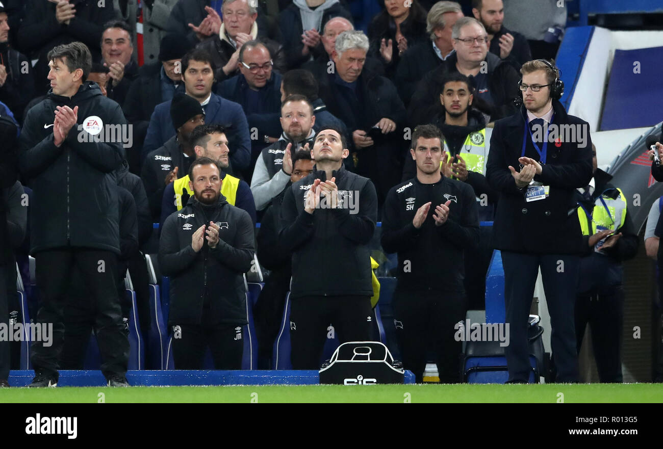 Derby County Manager Frank Lampard sucht während der Minuten Applaus im Gedächtnis von Leicester City Eigentümer Vichai Srivaddhanaprabha während der carabao Schale, vierten Runde an der Stamford Bridge, London. Stockfoto