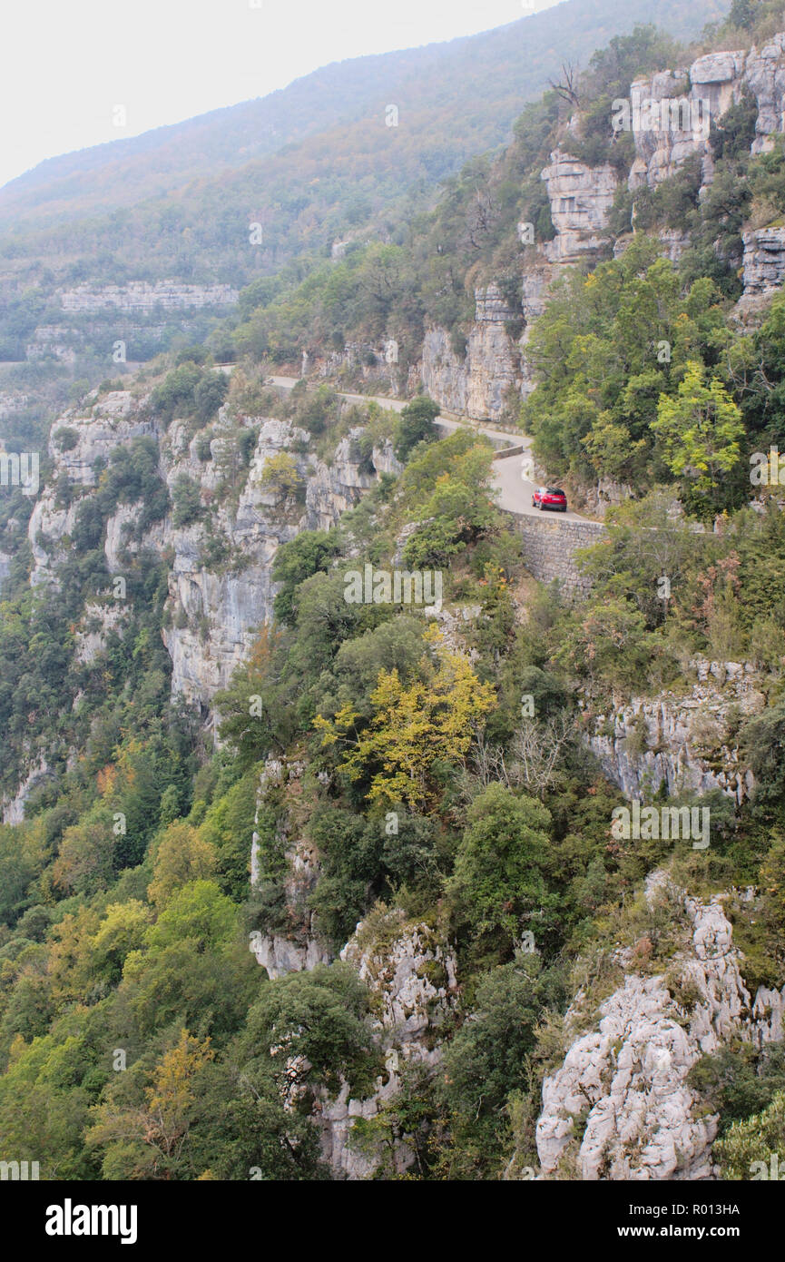 Auto fahren, eine schmale, kurvenreiche Straße in die Schlucht des Verdon in Südfrankreich. Stockfoto