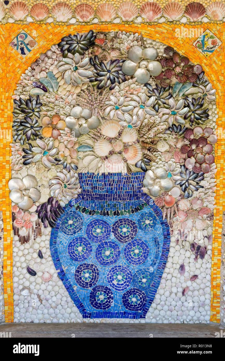 Pavillon mit shell Artwork an Tresco Abbey Gardens, Isles of Scilly, England eingerichtet. Stockfoto