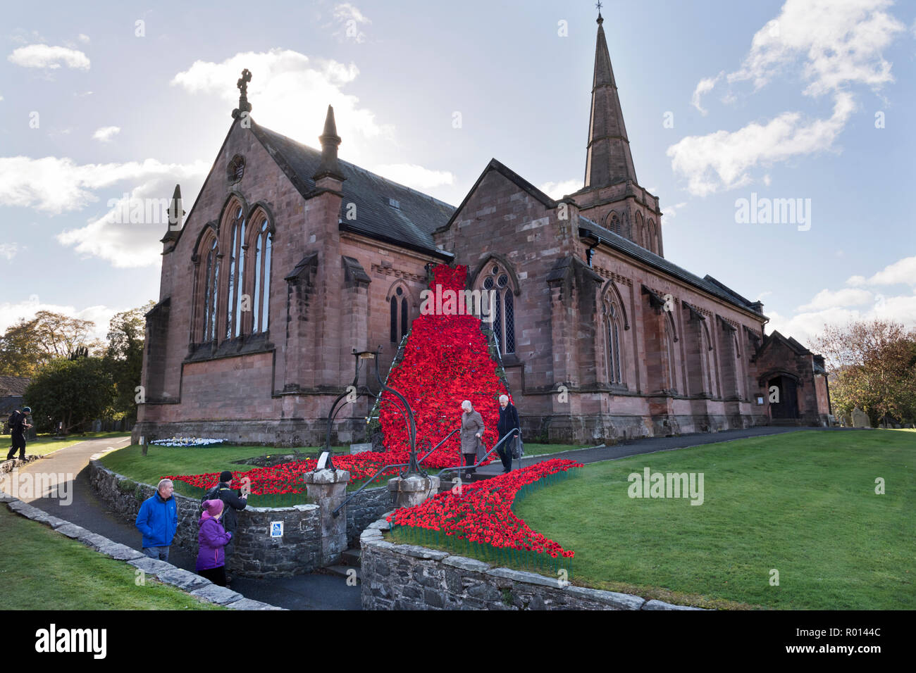 Anzeige der Mohnblumen für Tag der Erinnerung an das St John's Kirche, Keswick, Cumbria, Großbritannien Stockfoto