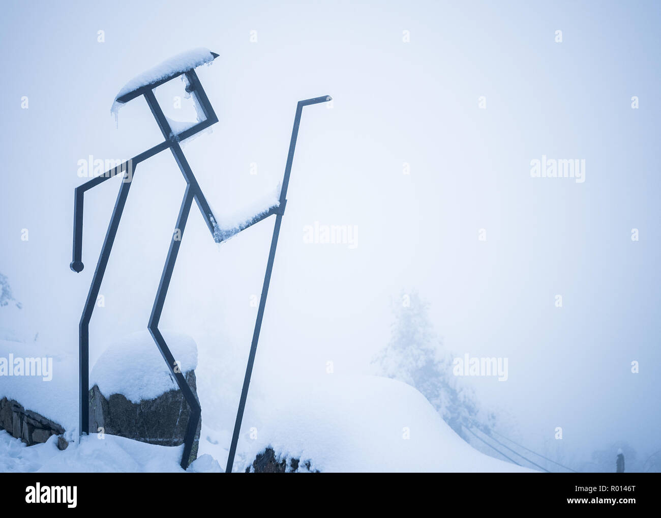 Pilgrim Abbildung in O Cebreiro mit weißem Schnee Hintergrund. Jakobsweg, dem Camino de Santiago Stockfoto Pilgrim Abbildung in O Cebreiro mit weißem Schnee Hintergrund. Jakobsweg, dem Camino de Santiago Stockfoto