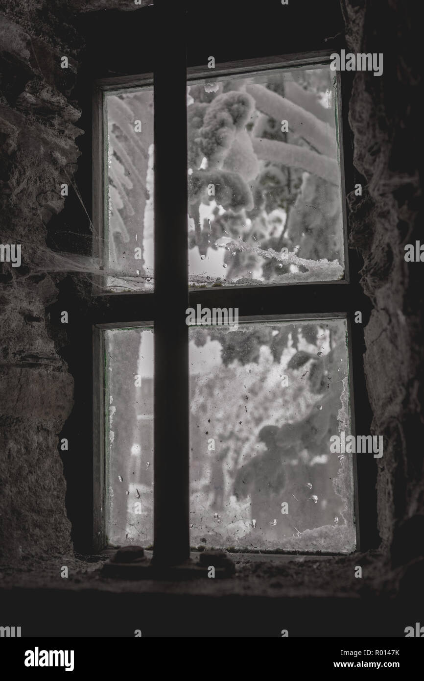 Alte Fenster der Kirche von O Cebreiro in der Dunkelheit, schneite auf der Außenseite. Jakobsweg, dem Camino de Santiago Stockfoto Alte Fenster der Kirche von O Cebreiro in der Dunkelheit, schneite auf der Außenseite. Jakobsweg, dem Camino de Santiago Stockfoto