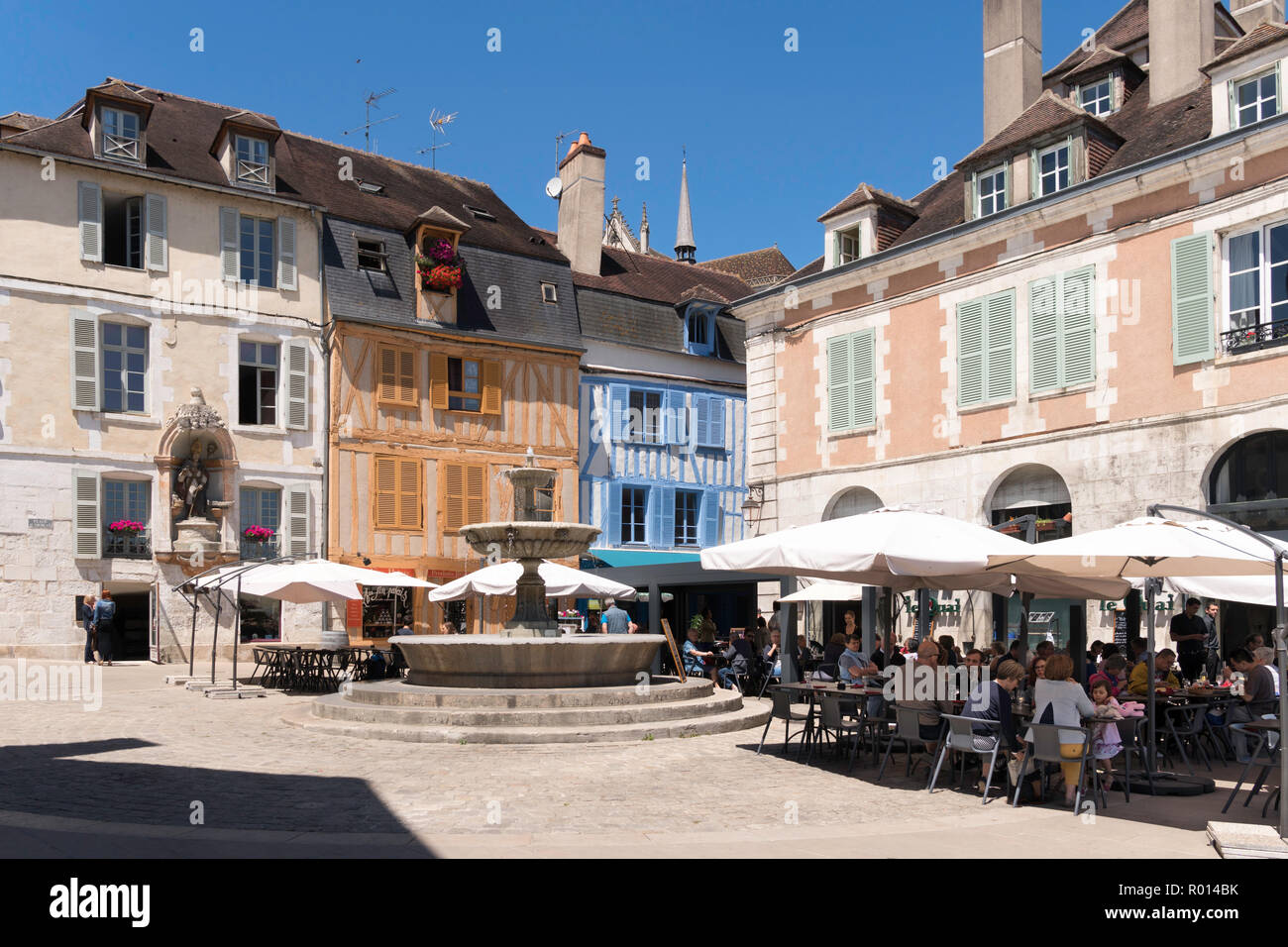Die Menschen draußen Essen in einem Restaurant in La Place Saint Nicolas, Auxerre, Burgund, Frankreich, Europa Stockfoto