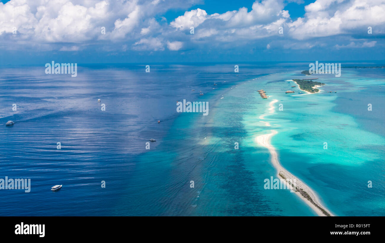 Aerial drone Vogelperspektive Foto von Malediven Insel und das Meer. Schöne türkisblaue und Saphir klares Wasser Strand. Exotischen Urlaub aus dem Wasserflugzeug anzeigen Stockfoto